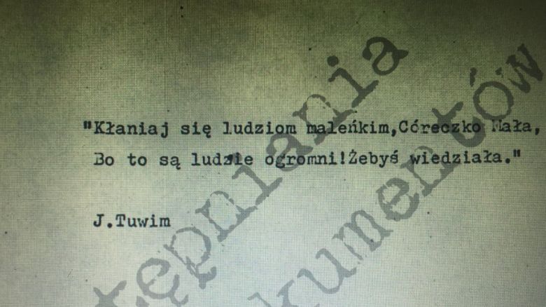Julian Tuwim Kłaniaj się ludziom maleńkim, Córeczko Mała, Bo to są ludzie ogromni! Żebyś wiedziała.