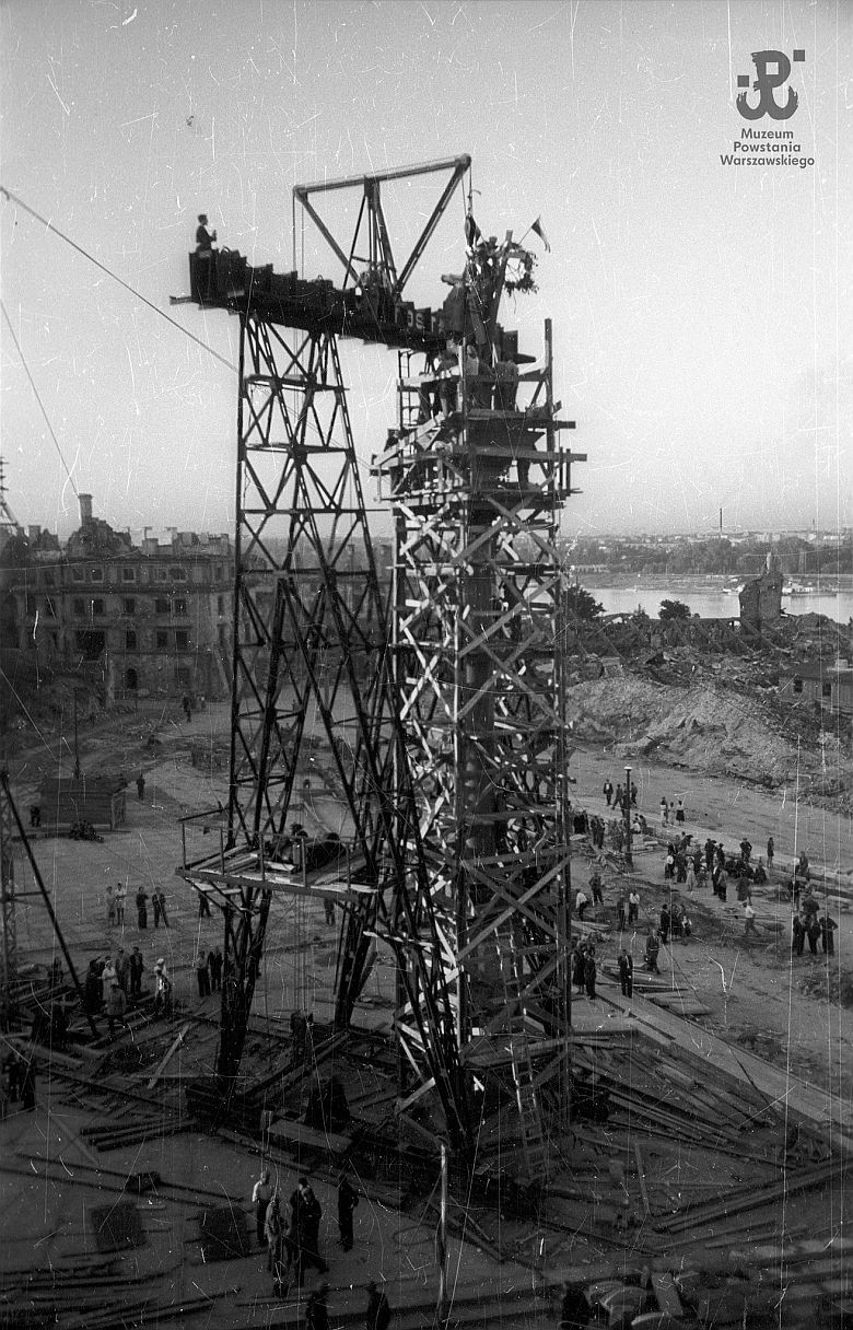Umieszczenie figury króla Zygmunta III Wazy na nowym, granitowym trzonie kolumny na Placu Zamkowym w Warszawie