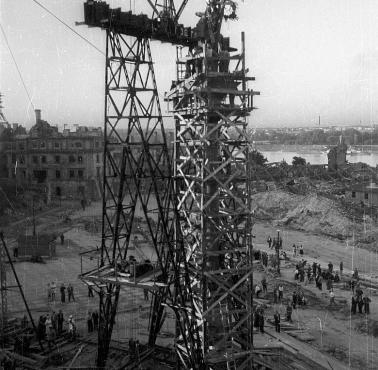 Umieszczenie figury króla Zygmunta III Wazy na nowym, granitowym trzonie kolumny na Placu Zamkowym w Warszawie