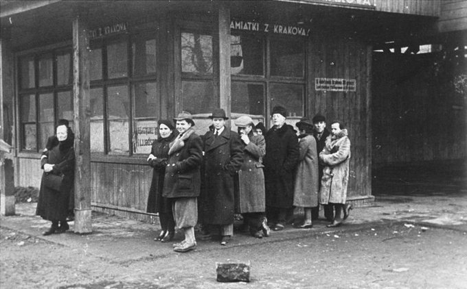 4 XII 1942 r. W miejsce Społecznego Komitetu Pomocy Ludności Żydowskiej powołano Radę Pomocy Żydom przy Delegaturze ...