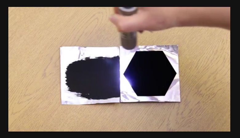 Vantablack - najciemniejszy materiał świata, absorbuje 99.965% światła! (animacja)