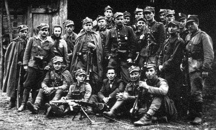 Białostocczyzna, Zygmunt Szendzielarz Łupaszka wśród swoich żołnierzy (Danuta Siedzikówna Inka stoi trzecia od lewej)