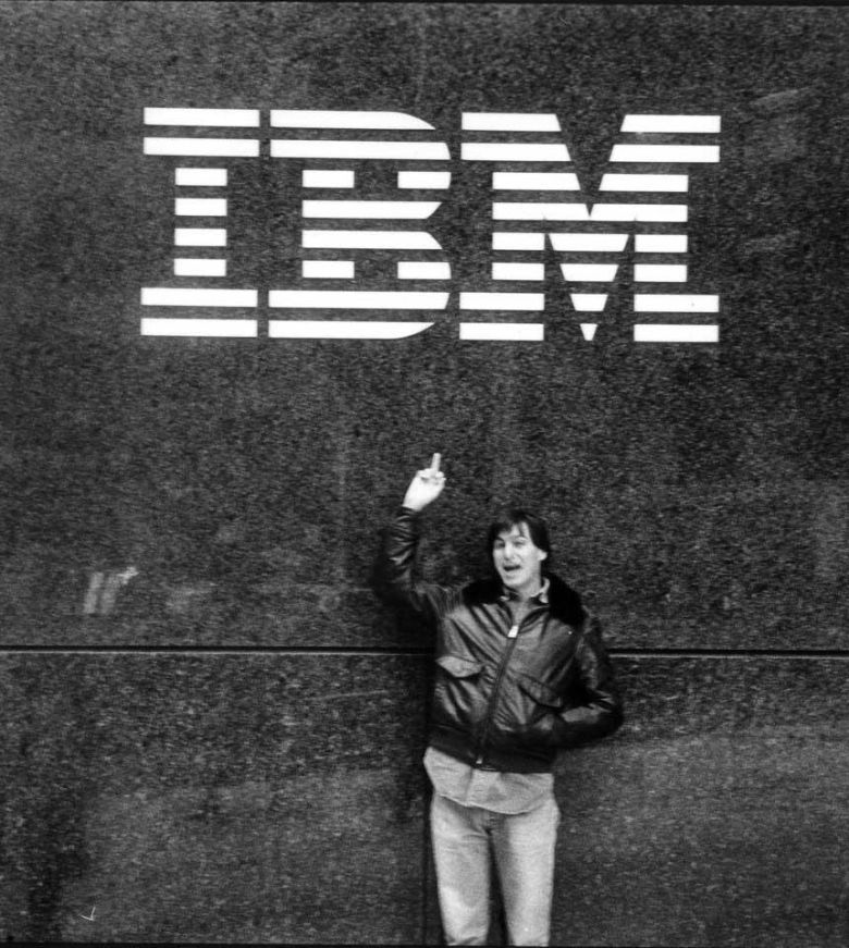 Steve Jobs pokazuje środkowy palec firmie IBM