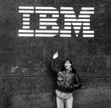 Steve Jobs pokazuje środkowy palec firmie IBM