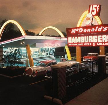 Pierwszy franczyzowy lokal McDonalda w USA w połowie XX wieku (Des Plaines, Illinois)