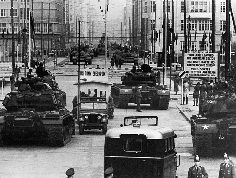 Checkpoint Charlie w podzielonym Berlinie, po jednej stronie czołgi M48 Patton po drugiej sowieckie T55