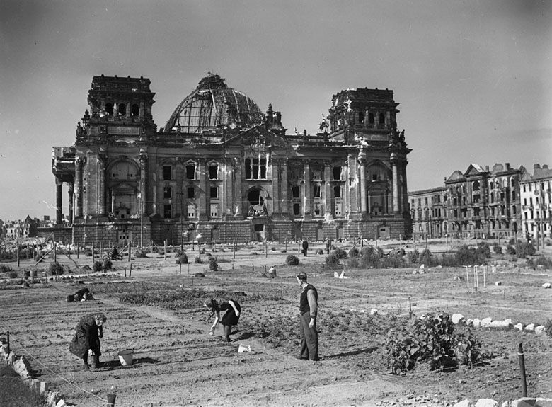 Berlińczycy sadzą ziemniaki tuż obok zniszczonego Reichstagu w 1946 roku