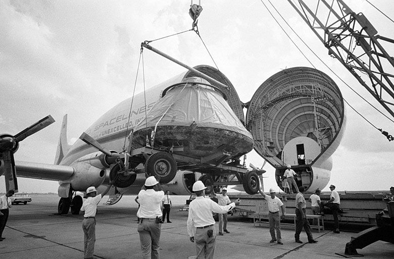 Moduł dowodzenia kosmicznego Apollo 11 załadowany na samolotu Super Guppy w bazie sił powietrznych Ellington