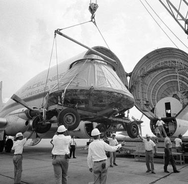 Moduł dowodzenia kosmicznego Apollo 11 załadowany na samolotu Super Guppy w bazie sił powietrznych Ellington