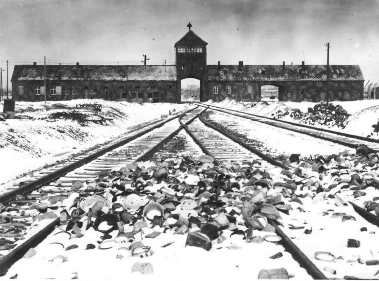 24 IV 1940 H. Himmler wydał rozkaz utworzenia obozu Auschwitz. Pierwszy transport polskich więźniów trafił tam w kwietniu 1940 r