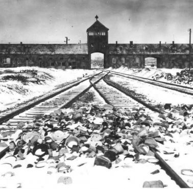 24 IV 1940 H. Himmler wydał rozkaz utworzenia obozu Auschwitz. Pierwszy transport polskich więźniów trafił tam w kwietniu 1940 r