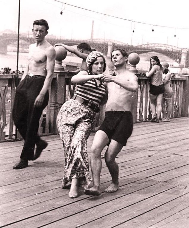 Tango na plaży Poniatówka nad brzegiem Wisły w Warszawie (plaża Poniatówka jest częścią wybrzeża przy moście Poniatowskiego)