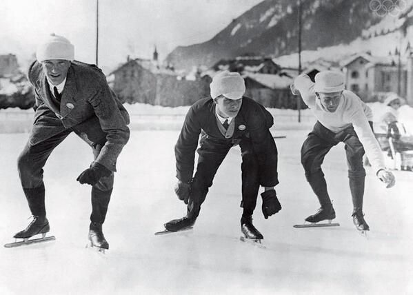 Tak wyglądały wyścigi na łyżwach podczas pierwszych Zimowych Igrzysk Olimpijskich w 1924 roku