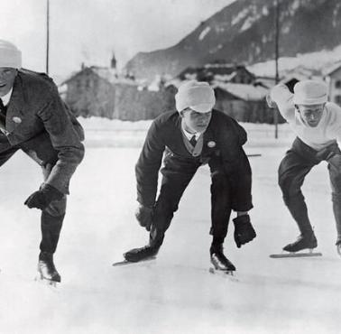 Tak wyglądały wyścigi na łyżwach podczas pierwszych Zimowych Igrzysk Olimpijskich w 1924 roku