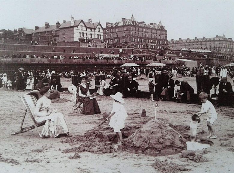 Tak wyglądało plażowanie na początku XX wieku - plaża w Bridlington (Yorkshire, Anglia)