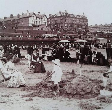 Tak wyglądało plażowanie na początku XX wieku - plaża w Bridlington (Yorkshire, Anglia)