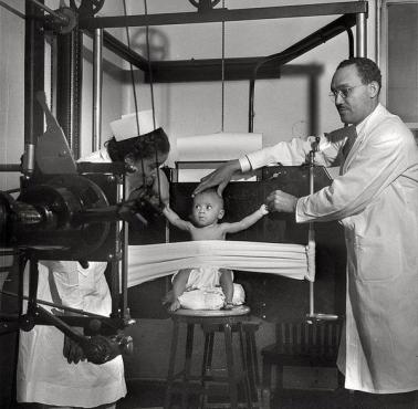 Wykonywanie zdjęcia rentgenowskiego w połowie XX wieku
