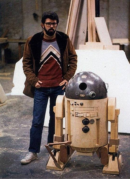 Twórca Gwiezdnych Wojen George Lucas z prototypem R2-D2