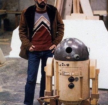 Twórca Gwiezdnych Wojen George Lucas z prototypem R2-D2