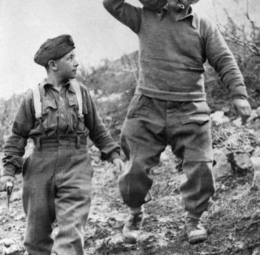 Sierżant Alojzy Piórkowski i jego 14 letni syn Ferdynand z 2 Korpus Polski (PSZ), front włoski 1944