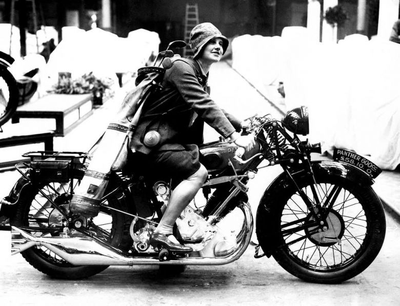 Młoda kobieta na motorze w 1928 roku