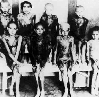 27.04.40r. na rozkaz Heinricha Himmlera w Oświęcimiu Niemcy rozpoczęli budowę obozu zagłady Auschwitz