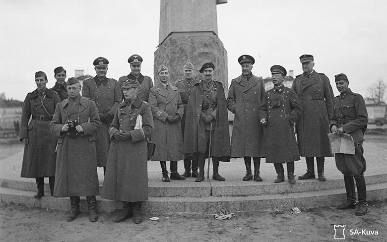 Oficerowie z Finlandii, Włoch, Francji, USA, Japonii, Szwecji, Niemiec w zdobytym przez Finów Pietrozawodsku 2 października 1942