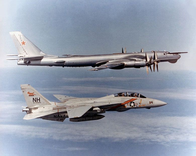 Grumman F-14A Tomcat podczas przechwytywania sowieckiego strategicznego samolotu bombowego dalekiego zasięgu - Tu-95RT