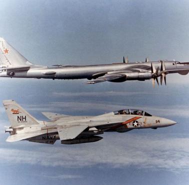 Grumman F-14A Tomcat podczas przechwytywania sowieckiego strategicznego samolotu bombowego dalekiego zasięgu - Tu-95RT