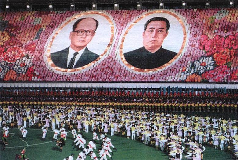 Wizerunki Wojciecha Jaruzelskiego i Kim Ir Sena utworzone przez artystów podczas bratniej wizyty generała w Pjongjangu w KRLD