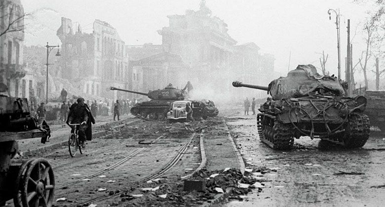 IS-2 – ciężki czołg rosyjski przed bramą Brandenburską w Berlinie w 1945 roku