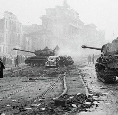 IS-2 – ciężki czołg rosyjski przed bramą Brandenburską w Berlinie w 1945 roku