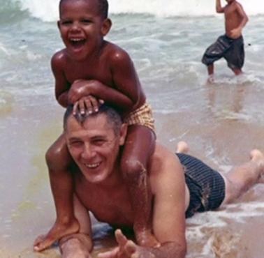 Malutki Barack Obama z dziadkiem