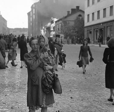 Płonie budynek po rosyjskim nalocie na stolicę Finlandii - Helsinki w 1941 roku