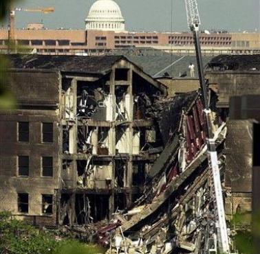 Zniszczony przez terrorystów budynek Pentagonu 11 września 2001 roku