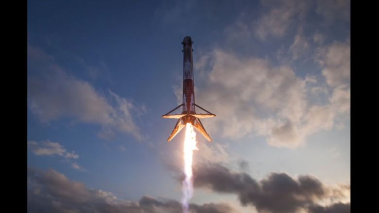 Amerykańska prywatna rakieta SpaceX Falcon 9, jedyna rakieta, której pierwszy stopnień może wylądować i być użyty ponownie