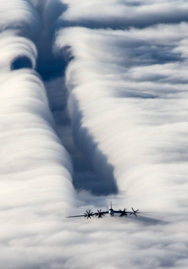 Rosyjski strategiczny bombowiec Tu-95 podczas lotu