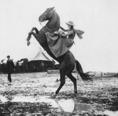 Annie Oakley podczas tournee widowiska cyrkowego Wild West Show we Włoszech pod koniec XIX wieku