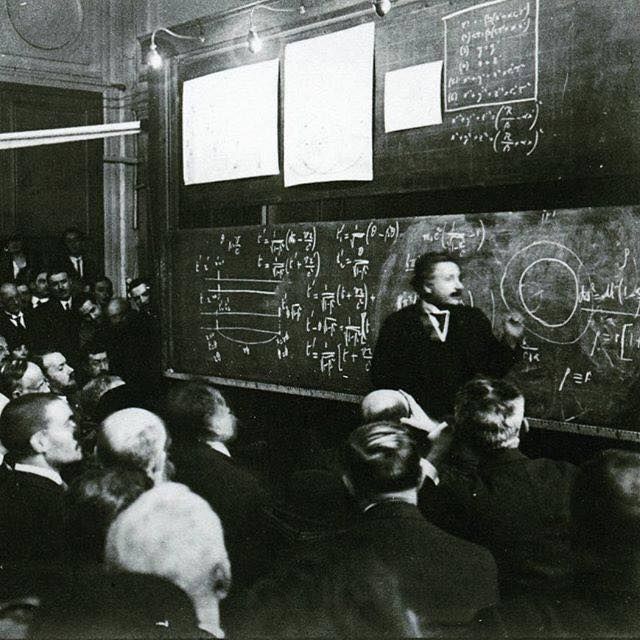Albert Einstein wykładający Teorię Względności
