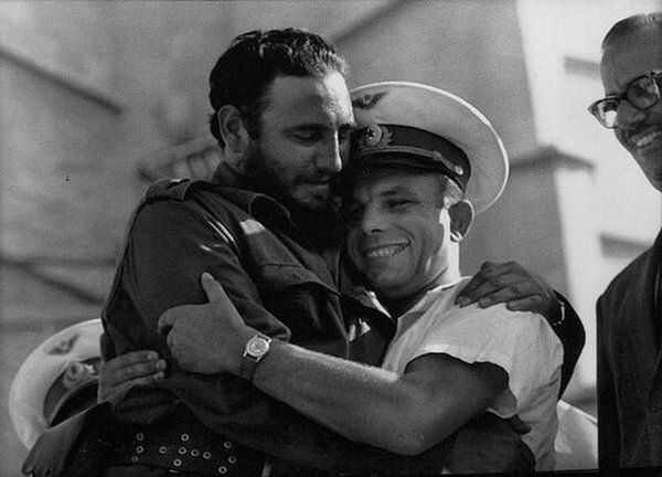 Yuri Gagarin na zdjęciu propagandowym z dyktatorem Kuby Fidelem Castro (Hawana, 1961 rok)