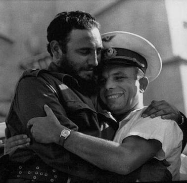 Yuri Gagarin na zdjęciu propagandowym z dyktatorem Kuby Fidelem Castro (Hawana, 1961 rok)