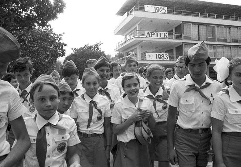 Amerykańska uczennica Samantha Smith (w centrum) odwiedza obóz pionierów Artek na Krymie (1 lipca 1983)