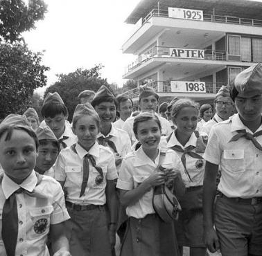 Amerykańska uczennica Samantha Smith (w centrum) odwiedza obóz pionierów Artek na Krymie (1 lipca 1983)