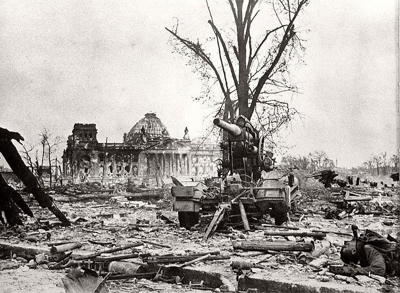 Ruiny Reichstagu po bitwie o Berlin w 1945 roku