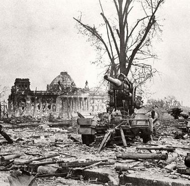 Ruiny Reichstagu po bitwie o Berlin w 1945 roku