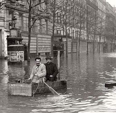 Dwaj mężczyźni pływają po zalanych ulicach Paryża