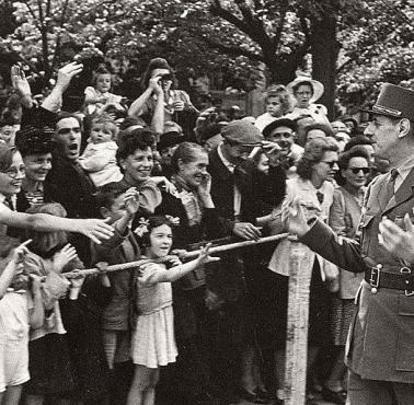 Generał Charles de Gaulle wita się z tłumem po obaleniu rządów marszałka Philippe Pétaina, 1944