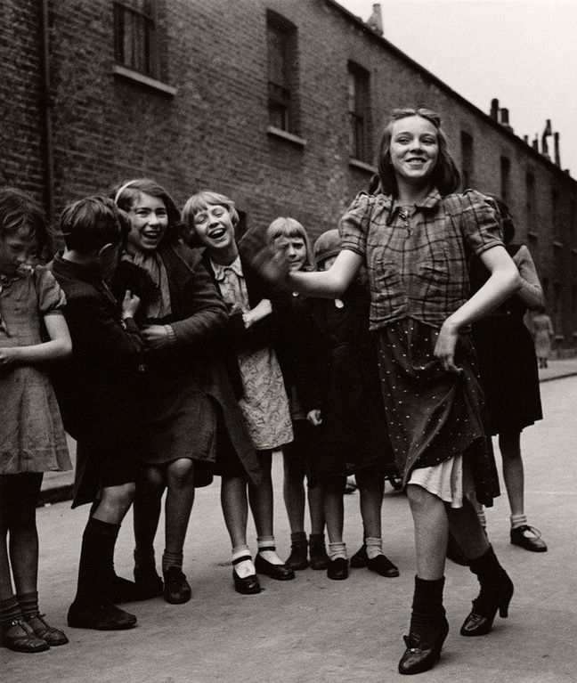 Dziewczyna z East End (uboższa dzielnica Londynu) tańczy w rytm popularnej piosenki Lambeth Walk, 1939