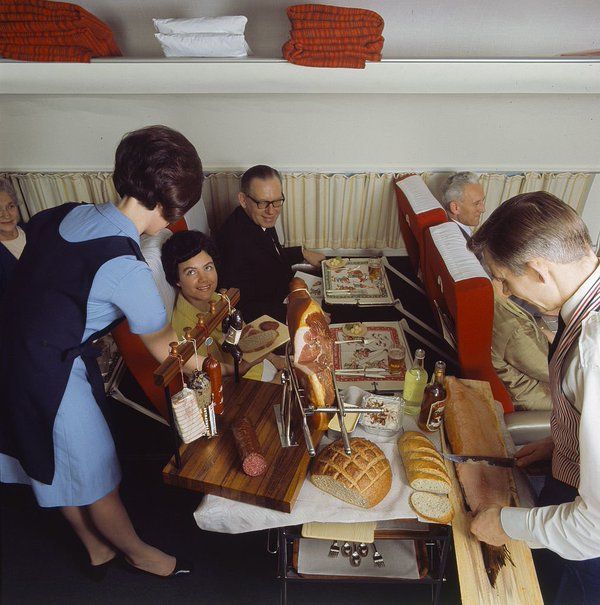 Stewardessy SAS (Scandinavian Airlines) serwują jedzenie, 1969