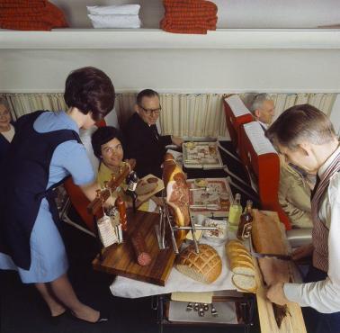 Stewardessy SAS (Scandinavian Airlines) serwują jedzenie, 1969
